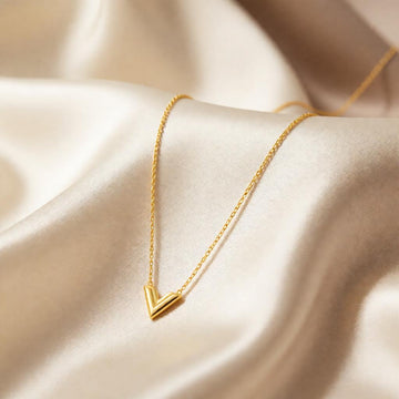 Beautiful minimal pearl gold chain necklace.