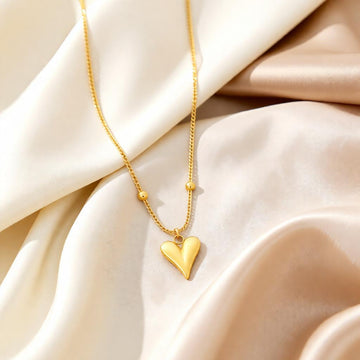 Beautiful minimal pearl gold chain necklace.